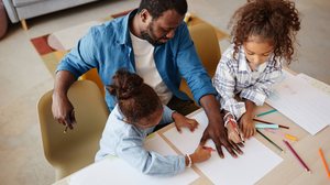 Integrar o idioma de maneira lúdica no dia a dia das crianças durante as férias torna o aprendizado mais fácil (Imagem: SeventyFour | Shutterstock)