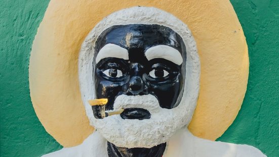 Os Pretos Velhos representam sabedoria e acolhimento, trazendo orientação, calma e equilíbrio para os momentos de dificuldade (Imagem: Rainbow Witch  | Shutterstock)