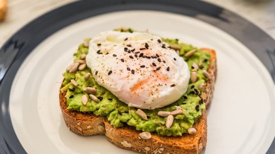 Ovo pochê com torrada integral e abacate (Imagem: Alexandr Vorobev
| Shutterstock)