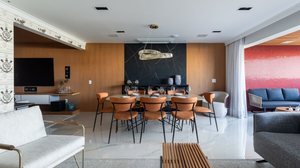 Peça-chave na decoração, o painel de madeira transforma qualquer ambiente com elegância e praticidade (Projeto: Camila Palladino | Imagem: David Aranha)