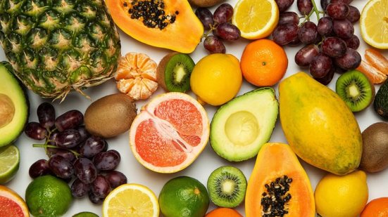 Frutas típicas do outono se destacam por contribuírem para a adaptação do corpo ao novo clima (Imagem: Teppo | Shutterstock)
