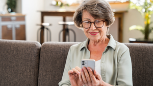 A evolução dos golpes digitais reforça a importância da prevenção entre idosos (Imagem: Inside Creative House | Shutterstock)