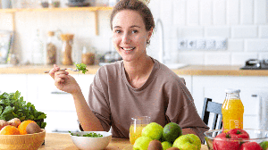 O cuidado com a alimentação também é fundamental para prevenir resfriados (Imagem: KucherAV | Shutterstock)