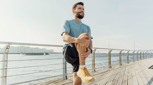 Hábitos simples podem ajudar a proteger as articulações do joelho (Imagem: muse studio | Shutterstock)