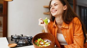 Emagrecer com saúde requer uma alimentação equilibrada e baseada em alimentos naturais (Imagem: ShotPrime Studio | Shutterstock)