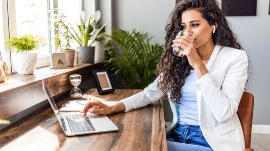 Trabalhar sentado por longas horas pode aumentar o risco de trombose (Imagem: Dragana Gordic | Shutterstock)