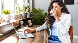 Trabalhar sentado por longas horas pode aumentar o risco de trombose (Imagem: Dragana Gordic | Shutterstock)