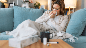 Pequenas mudanças no dia a dia podem fazer diferença na proteção e no equilíbrio do organismo durante o inverno (Imagem: Photoroyalty | Shutterstock)