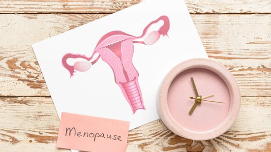 O acompanhamento médico permite diagnosticar precocemente possíveis doenças e orientar tratamentos que ajudam a reduzir os sintomas (Imagem: Pixel-Shot | Shutterstock)