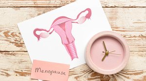 O acompanhamento médico permite diagnosticar precocemente possíveis doenças e orientar tratamentos que ajudam a reduzir os sintomas (Imagem: Pixel-Shot | Shutterstock)