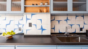 Figuras marcantes na arquitetura de interiores, os revestimentos são responsáveis por deixar os ambientes mais leves e graciosos (Projeto: Mari Milani | Imagem: Mariana Camargo)