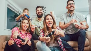 Jogar videogame com os amigos é muito mais interessante (Imagem: adriaticfoto | Shutterstock)