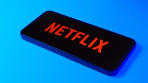 Os lançamentos reservam muita emoção, comédia e histórias envolventes para os assinantes da Netflix (Imagem: JarTee | Shutterstock)