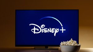 A plataforma reúne, para julho, propostas criativas, temas urgentes e produções que dialogam com diferentes idades e vivências (Imagem: eafaru | Shutterstock)