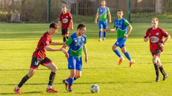 Entorses, lesões musculares e traumas no joelho lideram a lista dos problemas que mais atingem quem joga futebol recreativo (Imagem: frantic00 | Shutterstock)