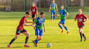 Entorses, lesões musculares e traumas no joelho lideram a lista dos problemas que mais atingem quem joga futebol recreativo (Imagem: frantic00 | Shutterstock)
