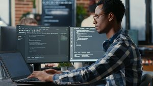 O conhecimento em linguagens de programação é essencial para a área de tecnologia (Imagem: DC Studio | Shutterstock)