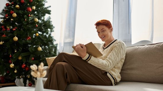 O livro é um ótimo presente de Natal (Imagem: LightField Studios | Shutterstock)
