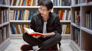 A leitura regular ajuda os estudantes a desenvolver habilidades de interpretação de texto, ampliar o repertório para a construção textual e aprimorar a escrita (Imagem: Prostock-studio | Shutterstock)