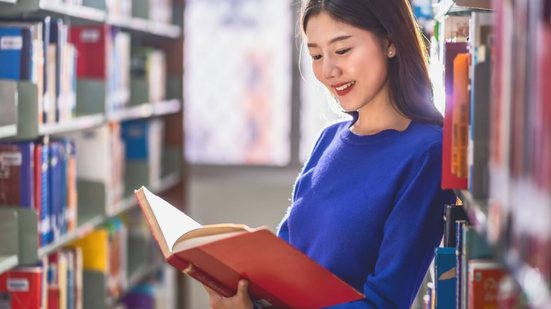 A leitura de obras clássicas é essencial para o vestibular (Imagem: TZIDO SUN | Shutterstock)