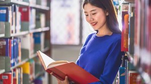 A leitura de obras clássicas é essencial para o vestibular (Imagem: TZIDO SUN | Shutterstock)