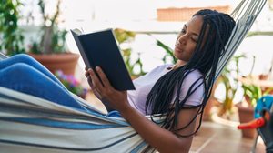 A férias do meio do ano são o momento perfeito para conhecer novas histórias (Imagem: Krakenimages.com | Shutterstock)