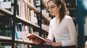 Livros explicam sobre o período da Ditadura Militar no Brasil (Imagem: GaudiLab | Shutterstock)