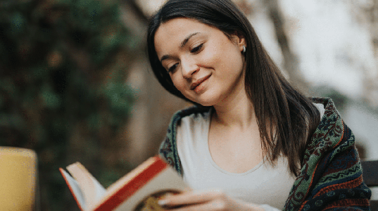 Livros reúnem histórias e análises que ajudam a entender os desafios da sociedade atual (Imagem: Gorgev | Shutterstock)