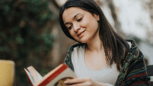 Livros reúnem histórias e análises que ajudam a entender os desafios da sociedade atual (Imagem: Gorgev | Shutterstock)