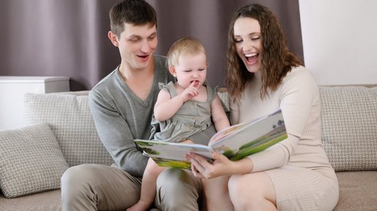 Ler desde cedo pode transformar o desenvolvimento infantil (Imagem: Yury Nikolaev | Shutterstock)