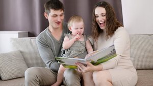 Ler desde cedo pode transformar o desenvolvimento infantil (Imagem: Yury Nikolaev | Shutterstock)