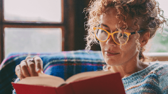 Os livros podem ajudar a envelhecer com mais saúde, autonomia e qualidade de vida (Imagem: simona pilolla 2 | Shutterstock)