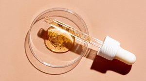 O óleo para cabelo é um excelente aliado na rotina de cuidados com os fios (Imagem: Oksana Mizina | Shutterstock)