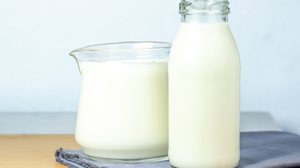 O leite é uma bebida que pode beneficiar a saúde (Imagem: Scream band | Shutterstock)