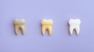 A alimentação e os hábitos diários estão entre os principais fatores que influenciam a cor dos dentes (Imagem: Nicoleta Ionescu | Shutterstock)