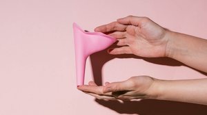 O coletor urinário traz conforto e segurança para aproveitar a folia sem preocupações (Imagem: Natalia Belay | Shutterstock)