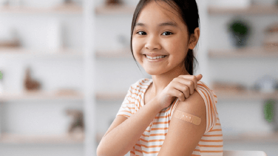 Manter a vacinação das crianças em dia ajuda a prevenir a meningite (Imagem: Prostock-studio | Shutterstock)