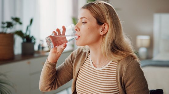 No inverno, a ausência de sede pode mascarar a necessidade do corpo de se manter hidratado diariamente (Imagem: PeopleImages | Shutterstock)