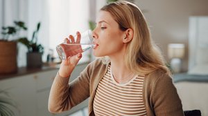 No inverno, a ausência de sede pode mascarar a necessidade do corpo de se manter hidratado diariamente (Imagem: PeopleImages | Shutterstock)