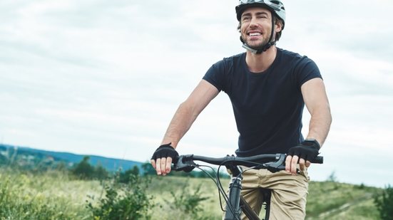 Andar de bicicleta melhora a saúde cardiovascular e ajuda a fortalecer os músculos (Imagem: Friends Stock | Shutterstock)