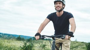 Andar de bicicleta melhora a saúde cardiovascular e ajuda a fortalecer os músculos (Imagem: Friends Stock | Shutterstock)