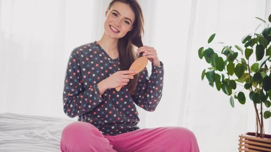 Tratamentos de cabelo que agem durante o sono é a nova forma de unir praticidade e resultado (Imagem: Roman Samborskyi | Shutterstock)