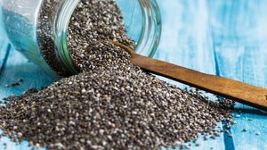 Incluir a semente de chia na rotina é uma forma prática e versátil de turbinar a dieta (Imagem: Jarvna | Shutterstock)