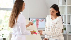 As consultas com o ginecologista são importantes para a saúde das mulheres (Imagem: Pixel-Shot | Shutterstock)