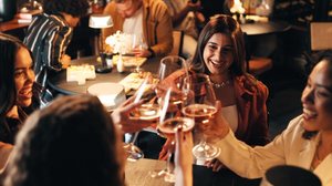 O ambiente gastronômico passou a ser visto não apenas como um local para refeições, mas também como um espaço de convivência e celebração (Imagem: PeopleImages | Shutterstock)