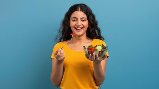 A alimentação é uma aliada fundamental no tratamento da anemia falciforme (Imagem: Prostock-studio | Shutterstock)