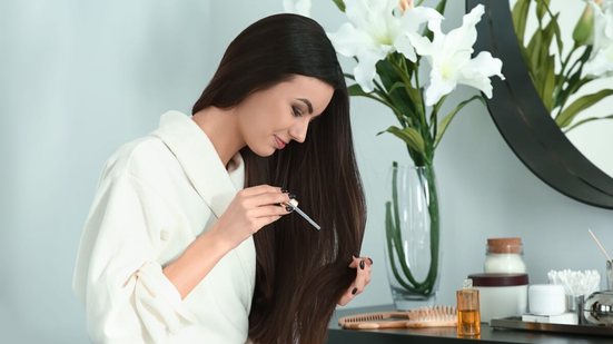 A reposição de óleos naturais é fundamental para manter os fios saudáveis e sedosos (Imagem: Pixel-Shot | Shutterstock)