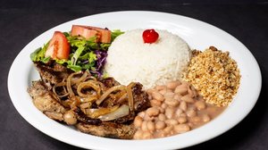 Bife acebolado com arroz, feijão, salada e farofa (Imagem: Luciano Ohya | Shutterstock)