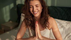 A manhã é um ótimo momento para rezar e começar o dia com gratidão (Imagem: Max kegfire | Shutterstock)