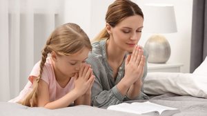 As orações podem ajudar a transmitir bons sentimentos às mães (Imagem: New Africa | Shutterstock)